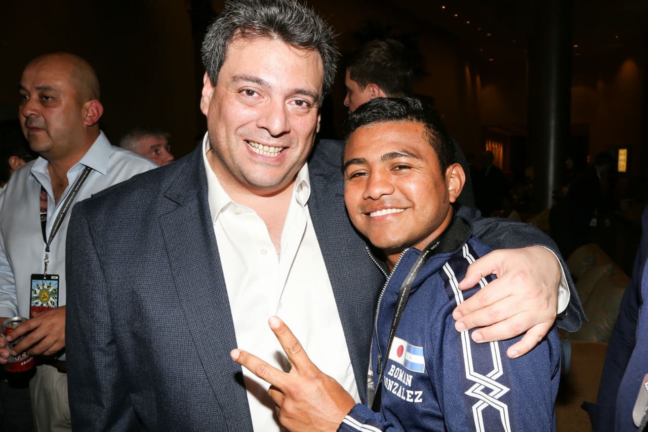 El presidente del WBC, Mauricio Sulaimán, saluda al "Chocolatito" González durante la Convención Anual del WBC en el The Diplomat Resort & Spa en Hollywood, FL.