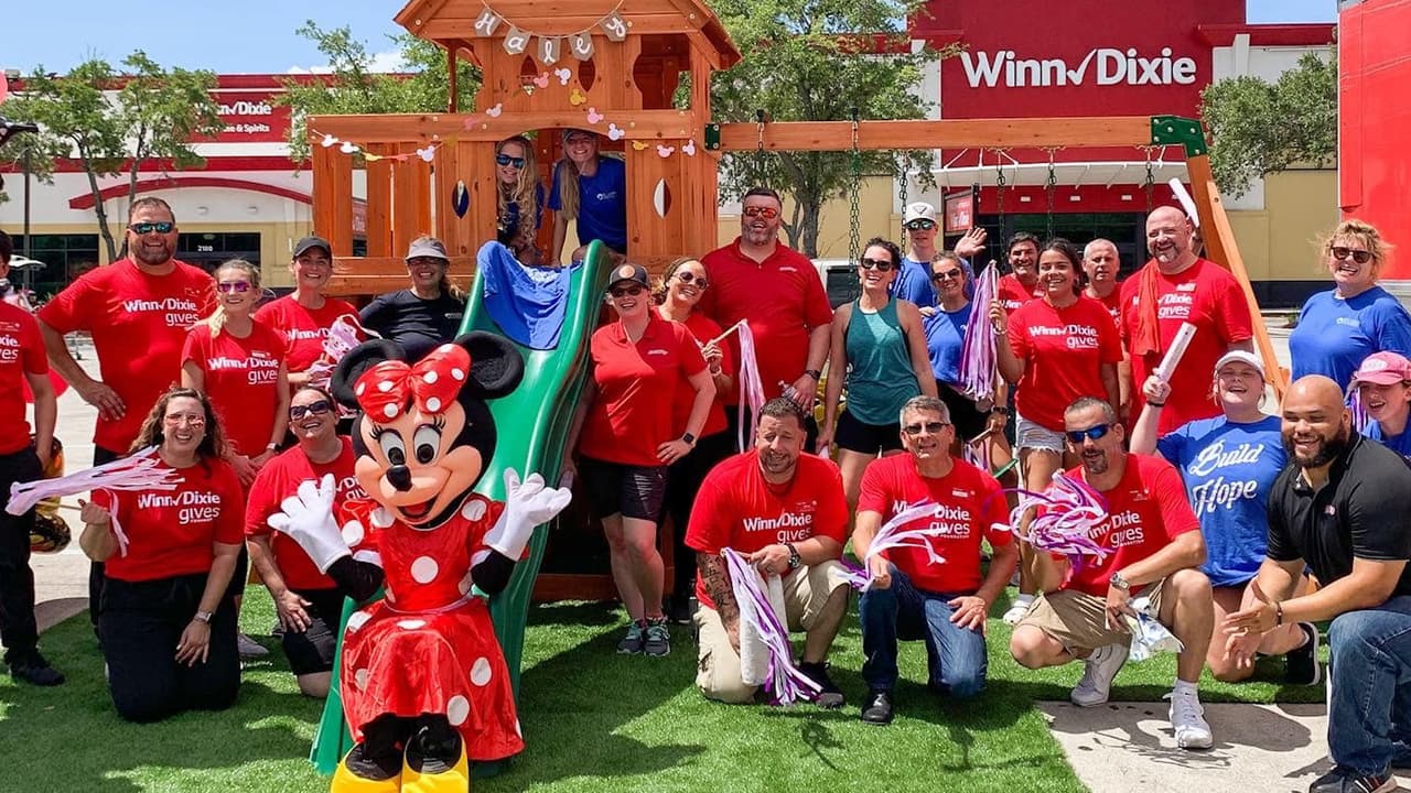 Fundación lleva alegría a niños con cáncer en Tampa