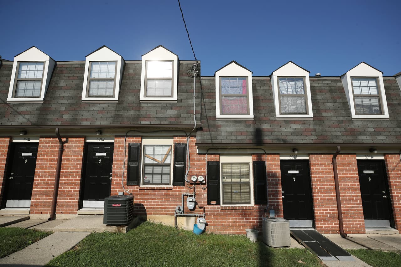 <a href="https://www.usatoday.com/story/news/nation/2021/09/08/what-least-expensive-zip-codes-america-real-estate-covid/5769847001/" target="_blank">24/7 Wall St. revisó los datos proporcionados por ATTOM Data Solutions</a>, un proveedor de datos de bienes raíces y propiedades y determinó:
<br>
<br>
<b>Puesto número 8.</b>
<br>
<br>1. Código postal: 21213.
<br>2. Ubicación: Baltimore, Maryland.
<br>3. Precio medio de venta de la vivienda: 45.000 dólares.
<br>4. Ingreso medio por hogar: $39,648.
<br>
<br>Algunos de los inmuebles más baratos que se venden en Estados Unidos se encuentran en el código postal 21213 de Baltimore, situado justo al noreste de la zona del Inner Harbor de la ciudad. De las casi 600 viviendas de la zona que se vendieron el año pasado, el precio medio fue de sólo 45.000 dólares, menos de una quinta parte del precio medio nacional de venta de viviendas en 2020.