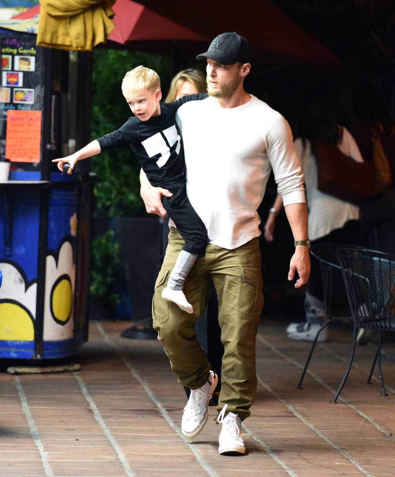 Jason se encargó de cargar al hijo de Hilary, está haciendo un gran trabajo con el peque.