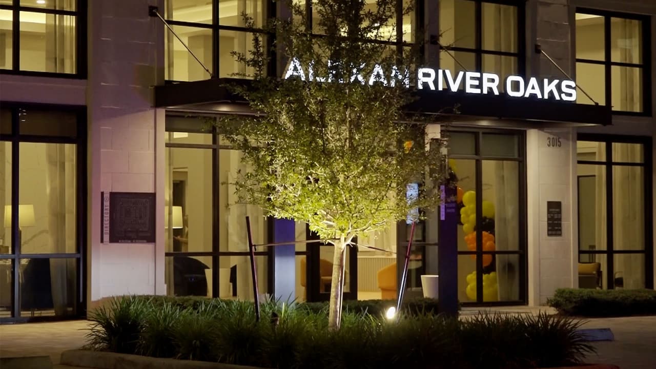 Balean a un hombre en el pecho mientras estaba en el balcón de un apartamento en Houston