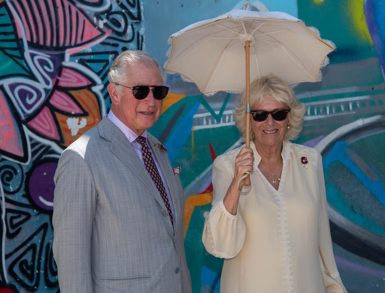 La fuente citada por New Idea dijo que la pareja, que se casó el 9 de abril de 2005, “apenas se ha visto” en los últimos meses y que la reina Isabel II habría intervenido para evitar especulaciones al respecto.