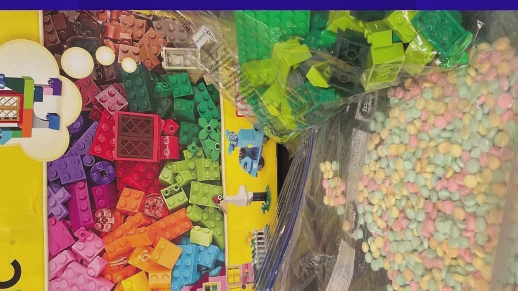La falta de escrúpulos de los traficantes tuvo otra muestra más en el hallazgo de 
<a href="https://www.univision.com/local/nueva-york-wxtv/dea-detiene-nueva-york-latesha-bush-posesion-pastillas-fentanilo-arcoiris-dentro-caja-lego">pastillas de fentanilo dentro de cajas de juguetes Lego</a>, que hicieron las autoridades en Phoenix a principios de octubre.