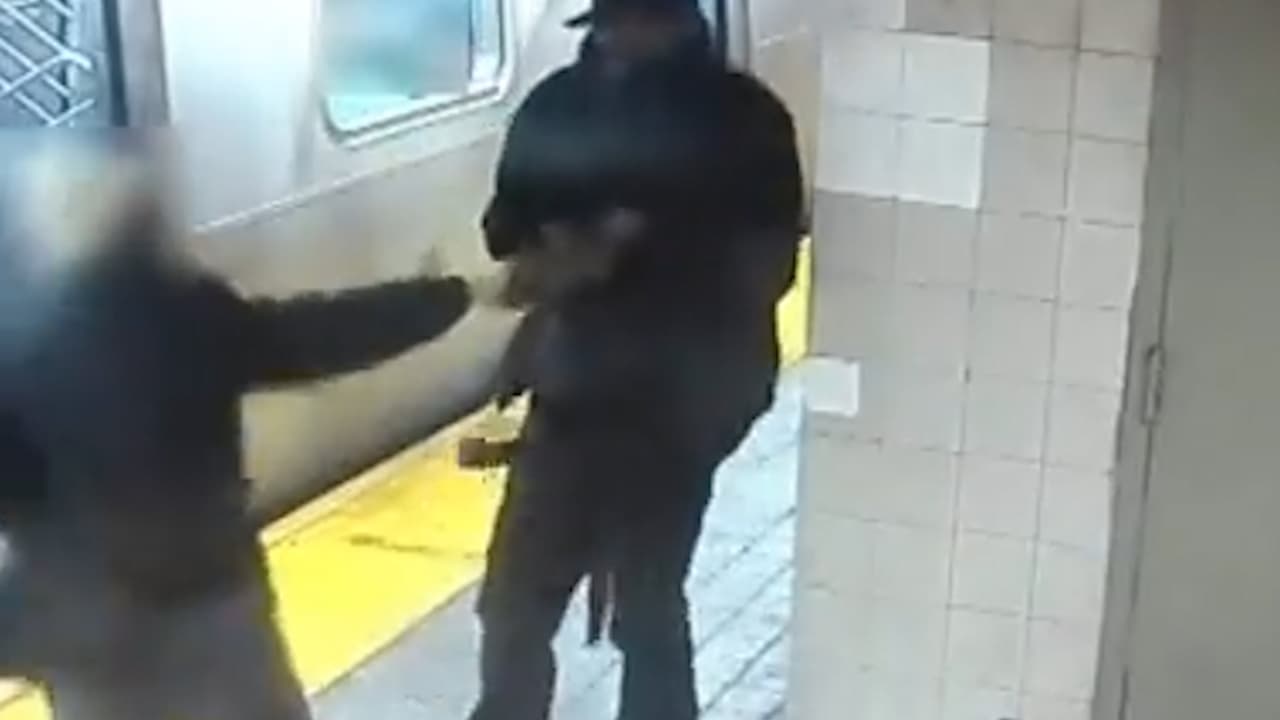 <b>Lo apuñala para quitarle mochila. </b>El 22 de noviembre un hombre fue apuñalado en el torso y en el hombro, cuando otro le robó sus pertenencias en el metro de Nueva York. 
<br>