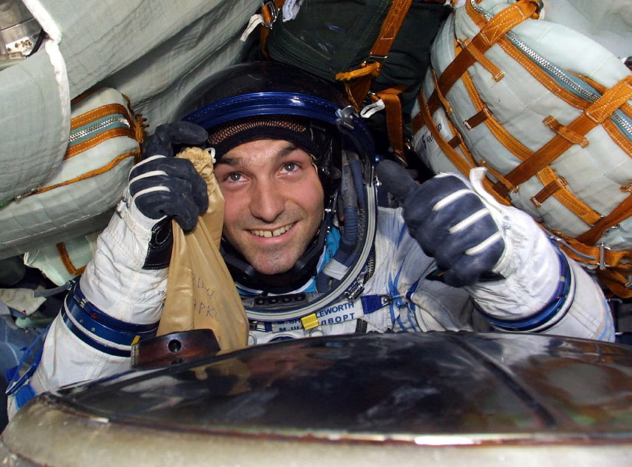 <b>Mark Shuttleworth, 2002</b>. Este empresario de software sudafricano también pagó 20 millones de dólares para ir a la estación espacial en un cohete ruso. Tenía 28 años cuando hizo el viaje, 
<a href="https://spaceadventures.com/mark-shuttleworth/"><u>que duró 10 días en total</u></a>. En la foto Shuttleworth dentro de la cápsula espacial Soyuz
<b>.</b>