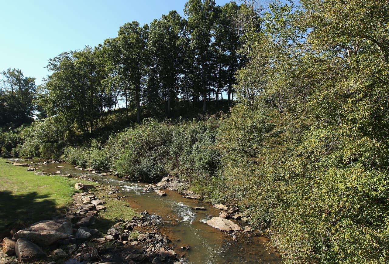 <b>16 de febrero</b> – La Ley de Revisión del Congreso eliminó la medida existente para la protección de las corrientes de agua. Esta impedía que las compañías mineras vertieran sus residuos en las mismas. “Una terrible medida para eliminar el trabajo”, según el presidente Trump.
