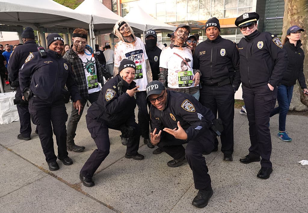 Oficiales del Departamento de Policía de la ciudad de Nueva York dieron el ejemplo, para evitar el temor. Posaron 
<b>sonreídos junto a los 'walkers' </b>que se encargaron de promover la serie, protagonizada por 
<b>Lauren Cohan y Jeffrey Dean Morgan</b>, sí, los mismos que hicieron la original.
