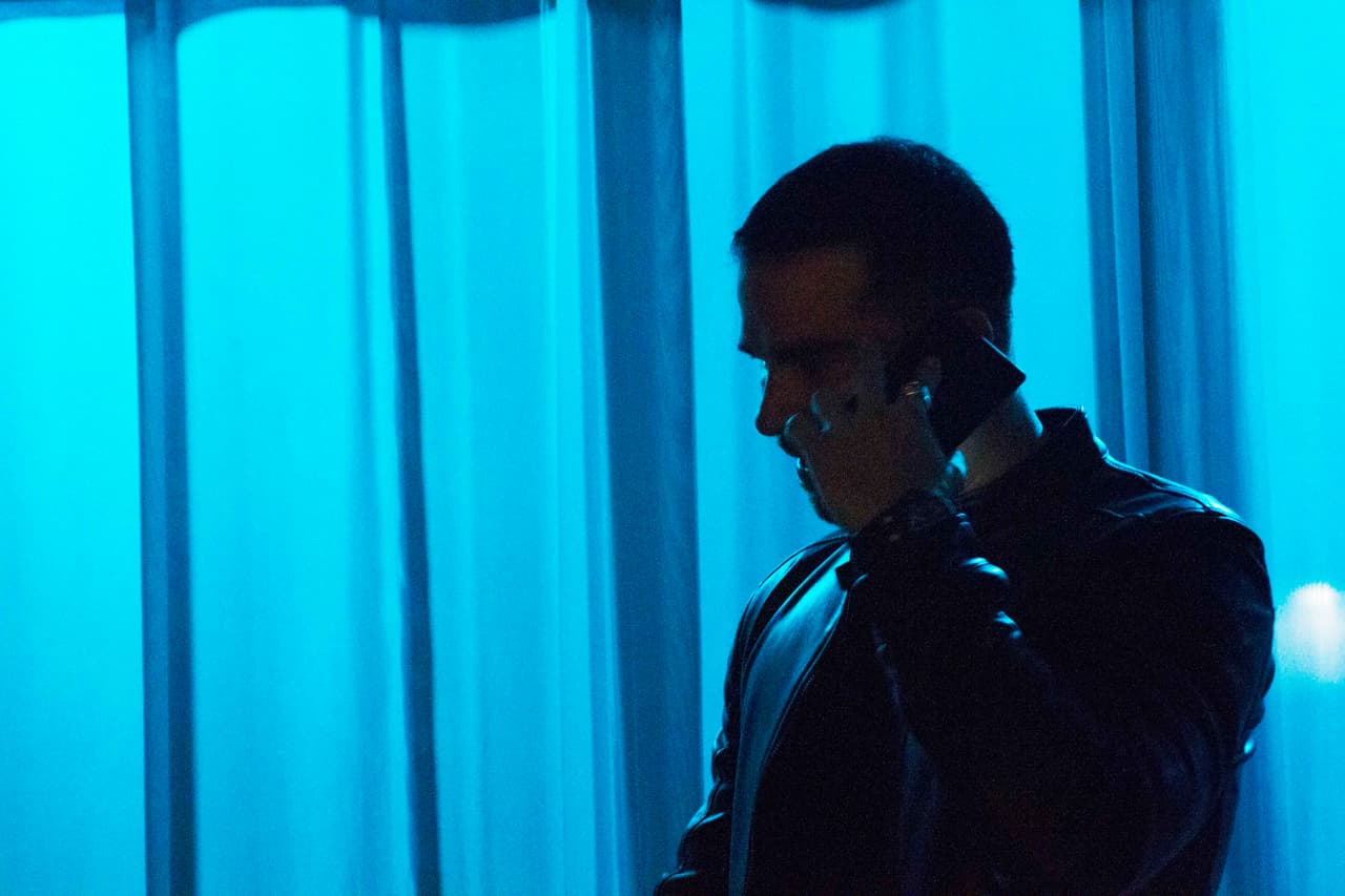 Sin embargo, una llamada interrumpió el encuentro. Óscar le informó que tenían todo listo para su primer viaje como mensajero.