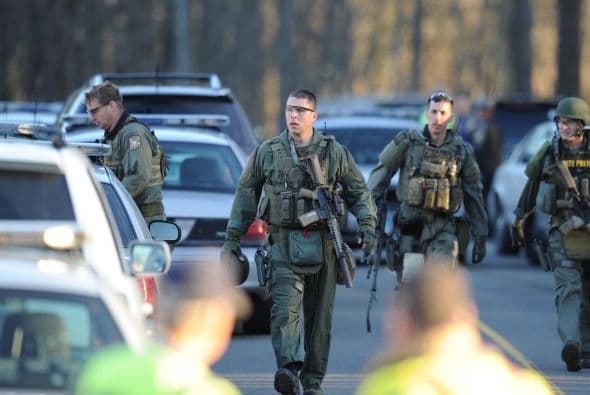 Pasado el mediodía, las autoridades de Connecticut dijeron que entre las víctimas había estudiantes y personal de la escuela. El teniente de la policía estatal, Paul Vance, en una breve conferencia de prensa, dijo que el atacante murió dentro de la escuela.
