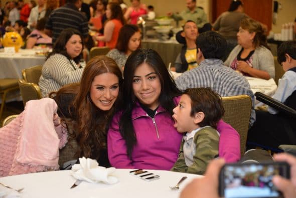 La bella Galilea Montijo, quien hace solo una semana condujo la Teletón en México, no conoce el cansancio cuanod se trata de pasar un tiempo mágico con niños a quienes todos podemos ayudar. 