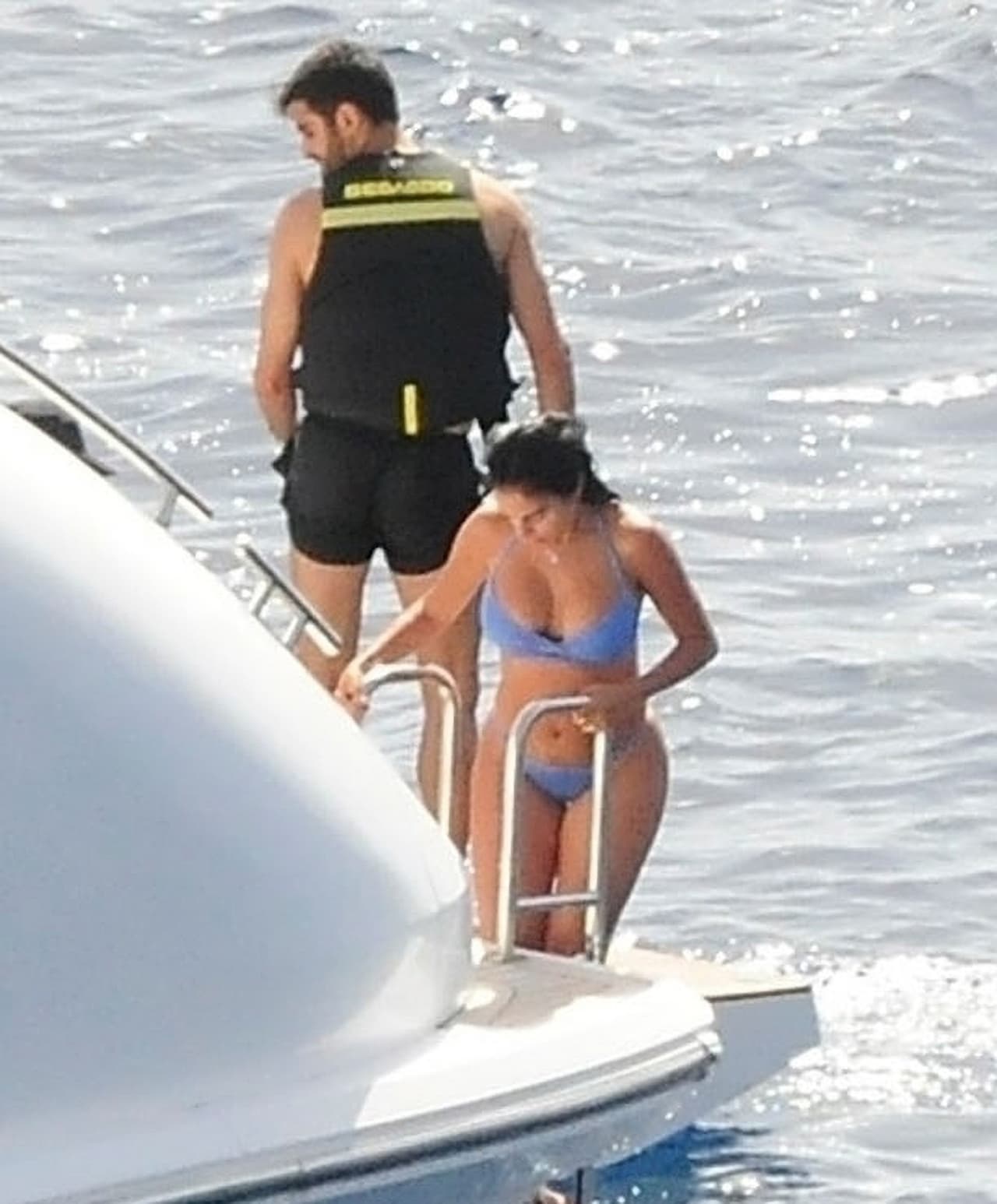 Está fabricado en fibra de carbono con 
<b>un peso de 93 toneladas</b>, las cuales sirven de palacete sobre el mar para el futbolista y su familia. 
<br>