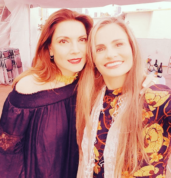 Dentro del melodramana son enemigas, pero en la vida real ella y Mara Cuevas son muy unidas, nos encanta verlas sonreír.