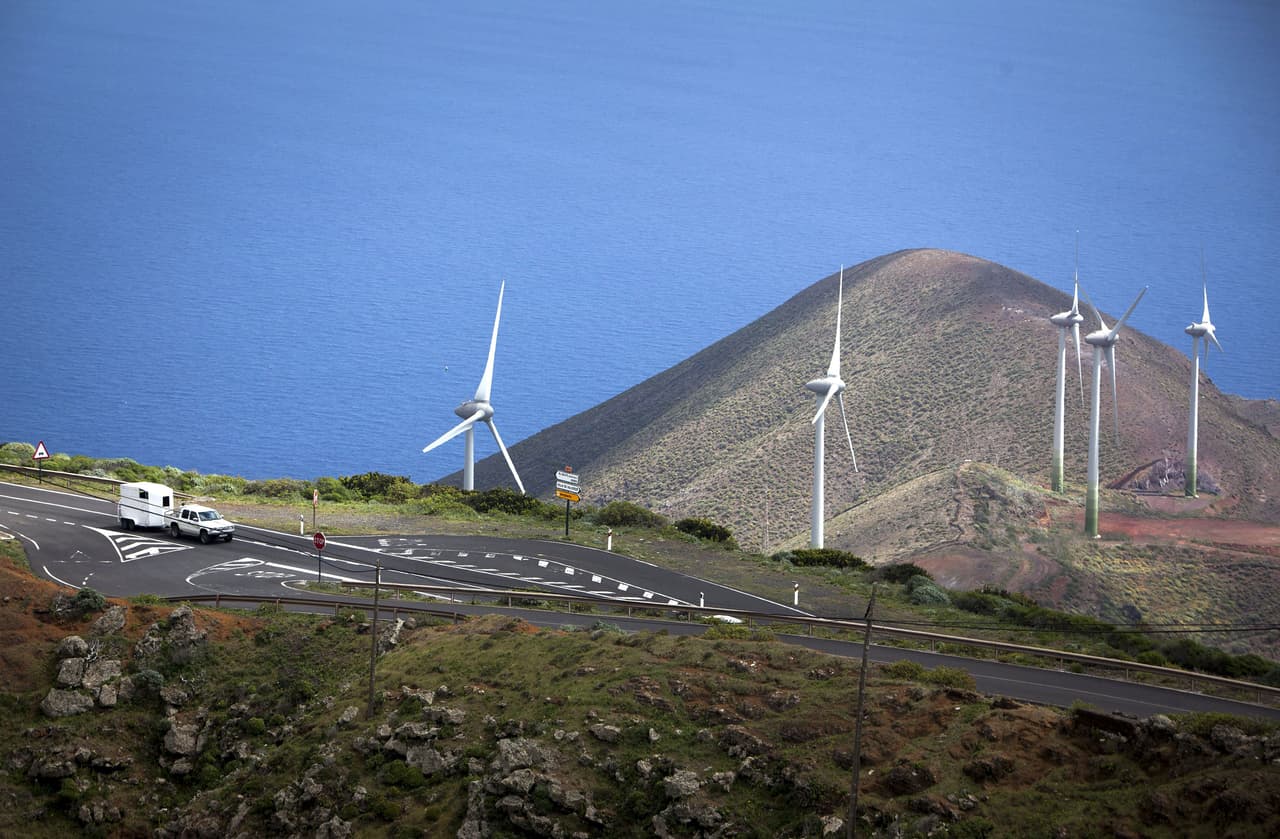 <b>El Hierro (España)</b>
<br>
<br>La más remota de las Islas Canarias es pionera en el uso de energía renovable. En 2014 inauguró ‘Gorona del Viento’, una central eléctrica que utiliza un sistema de embalses y viento para suministrar electricidad a la isla.
<br>
<br>Además de ser líder en el uso de energía no contaminante, las autoridades de El Hierro han impulsado un programa educativo para conservar su lengua tradicional, el silbo herreño. Esta es una de las últimas lenguas a base de silbidos del mundo.
<br>