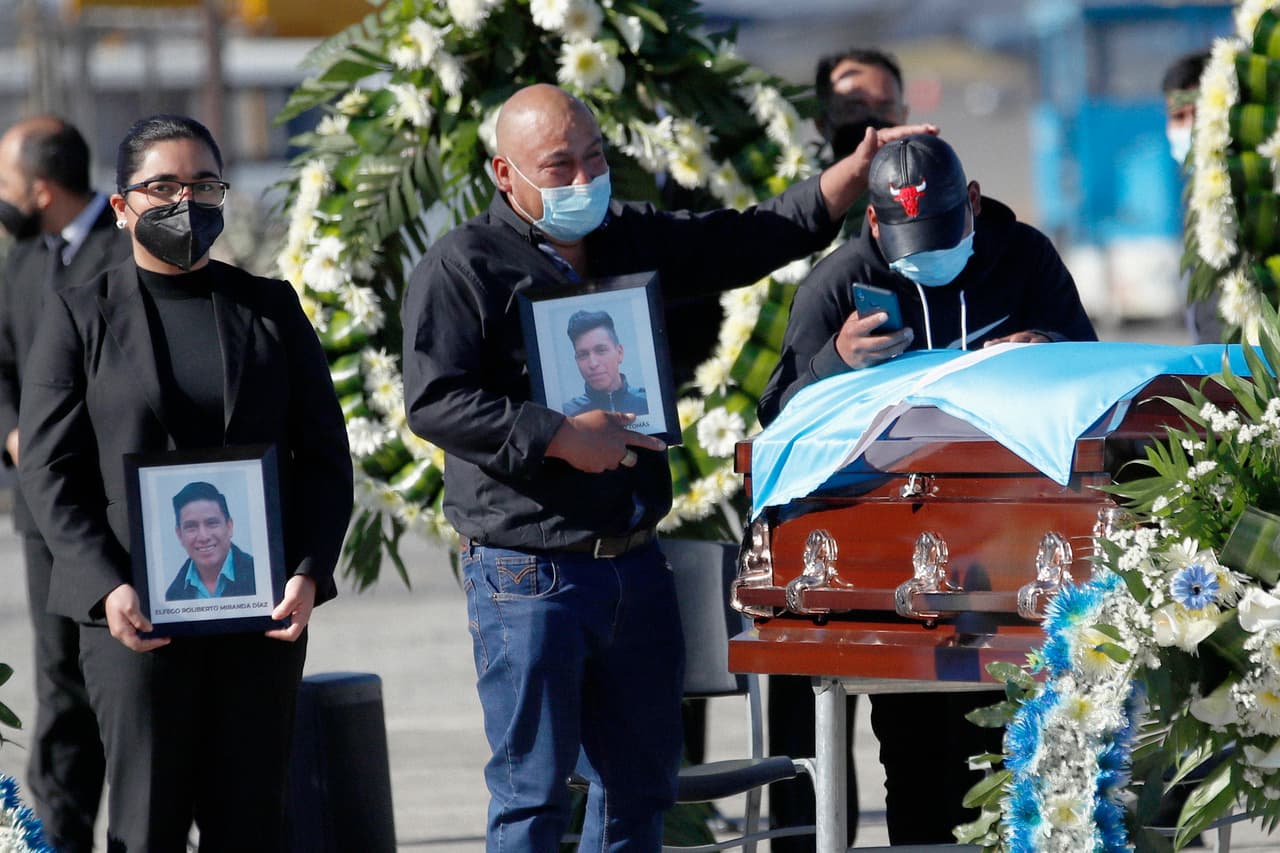 Los ataúdes con los restos de los 16 migrantes guatemaltecos arribaron procedentes de México, cuyo gobierno corrió con los gastos del traslado. El Consejo Nacional de Atención al Migrante de Guatemala se hará cargo de llevar los cuerpos hasta las comunidades y el gobierno guatemalteco declaró tres días de duelo.
<br>