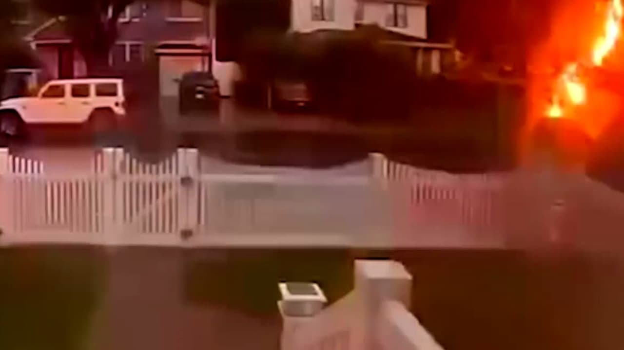El momento en que un hombre es impactado por varios rayos en Staten Island: sobrevivió para contarlo