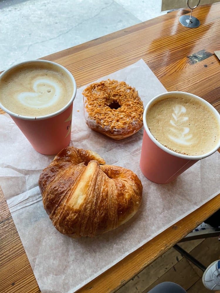 <b>Elixr Coffee Roasters</b>
<br>Dirección: 207 S Sydenham St Philadelphia, PA 19102
<br>Sitio web:
<a href="http://www.elixrcoffee.com">http://www.elixrcoffee.com</a>
<br>
<a href="https://www.yelp.com/map/elixr-coffee-roasters-philadelphia-3"><b>Cómo llegar</b></a>
<br>
<br>Un usuario de Yelp dijo: “El servicio fue amable, el ambiente era agradable y, lo que es más importante, el café era excelente”.