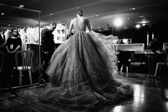 Otra forma de darle a tu vestido un toque de realeza es una cauda voluminosa y larga.