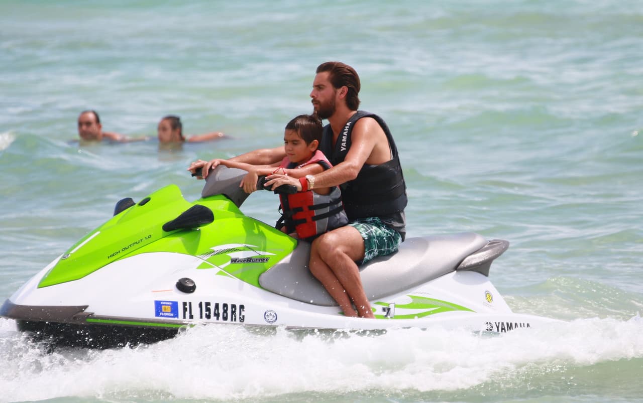 Mientras tanto, Scott llevó a Mason a andar en jet ski.