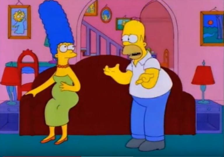 Esto no tendría nada de especial, excepto porque justo detrás de la pareja justo se puede ver una foto de Maggie… cuando ella ni siquiera había nacido.
<br>