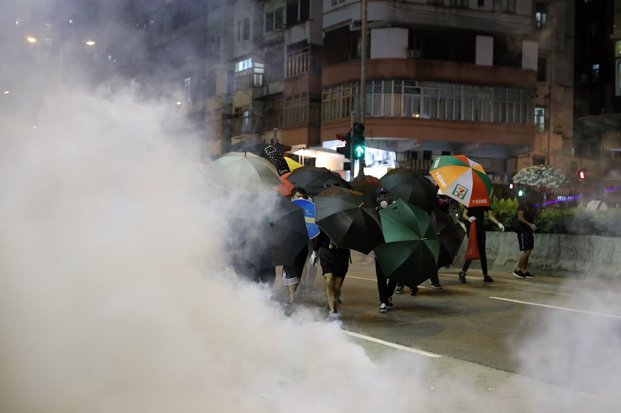 Las festividades de Beijing tuvo a 100,000 civiles y 70 carrozas que representan los mayores logros de China. Un retrato gigante de Mao, seguido de los de los líderes anteriores y Xi se desplegaron. El Partido Comunista ha desafiado repetidamente las probabilidades de permanecer en el poder durante siete décadas.