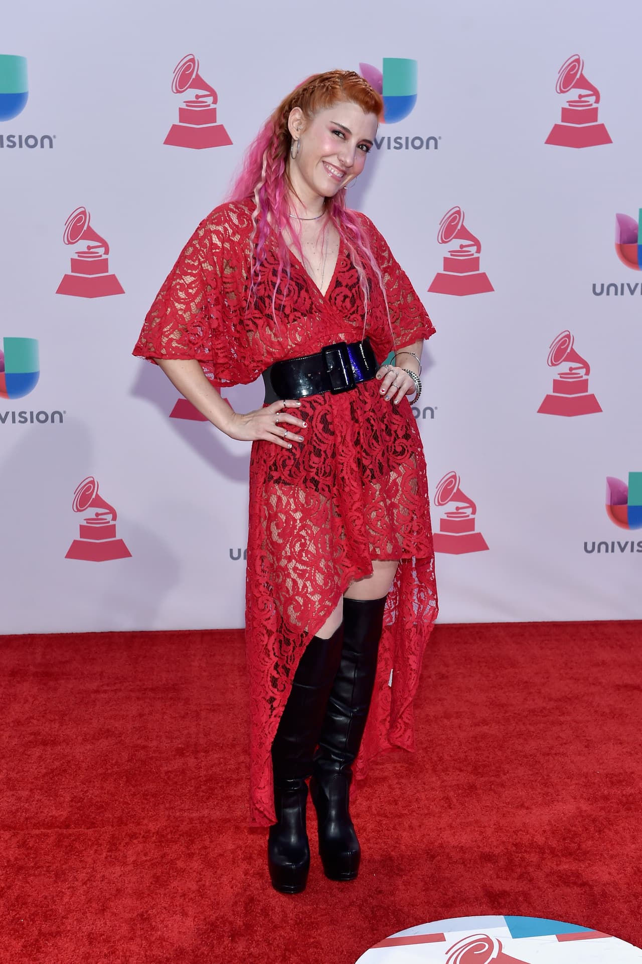 María Barracuda llamó la atención de las cámaras con su traje rojo y transparente.