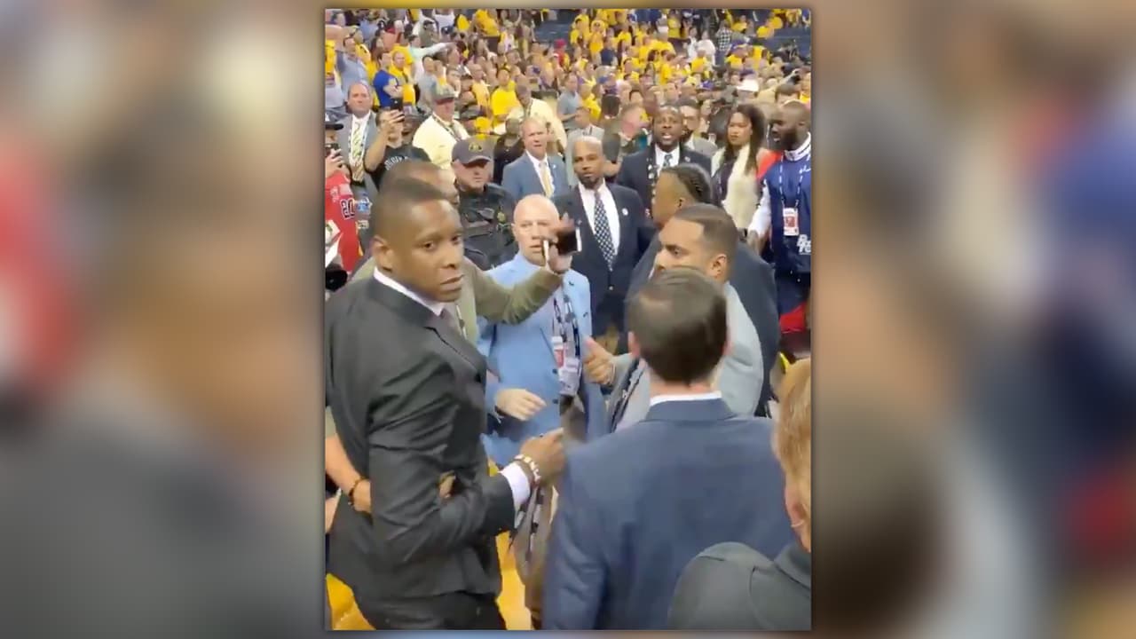 Masai Ujiri, presidente de los Toronto Raptors, es escoltado hacia la duela después de una confrontación con un oficial del Sheriff en el Oracle Arena.