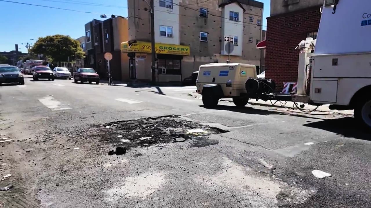 Vecinos del sur de Filadelfia denuncian abandono de las autoridades ante peligroso socavón sin reparar