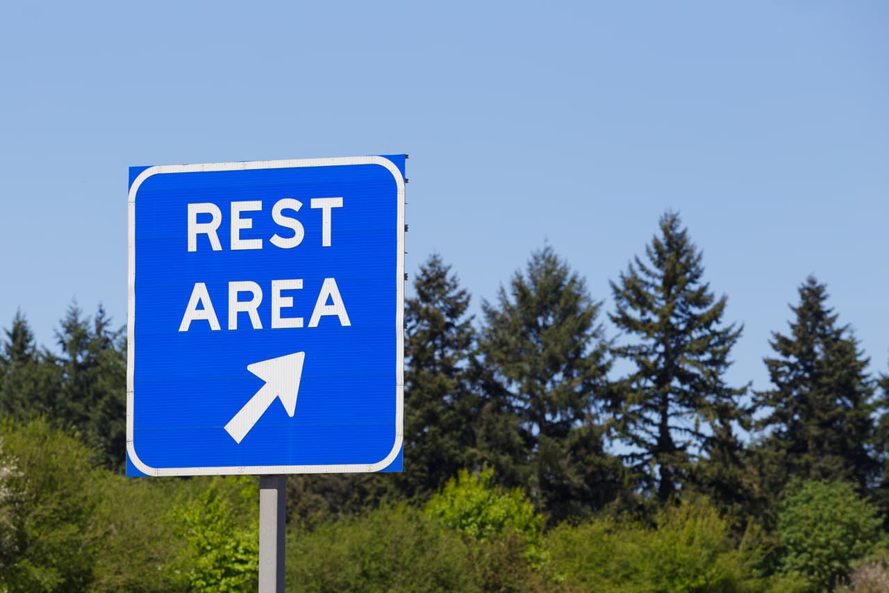 Muchas de estas estaciones de descanso cuentan con baños diseñados para tener el mínimo contacto, con entradas sin puertas, grifos e inodoros automáticos y dispensadores de jabón y toallas con sensor de movimiento.