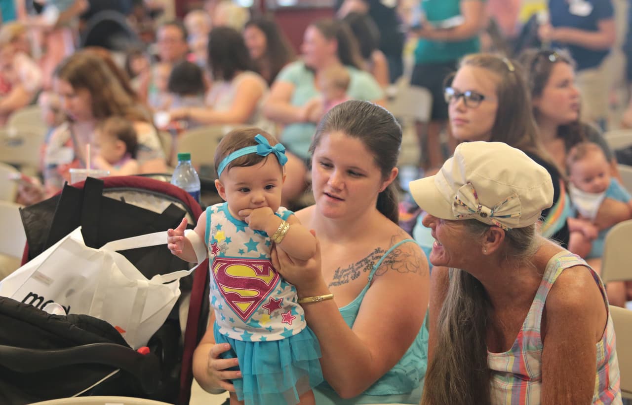 En el estado de Florida, EEUU, mujeres y bebés se congregaron en una gran lactada pública como una forma de apoyar esta práctica.
