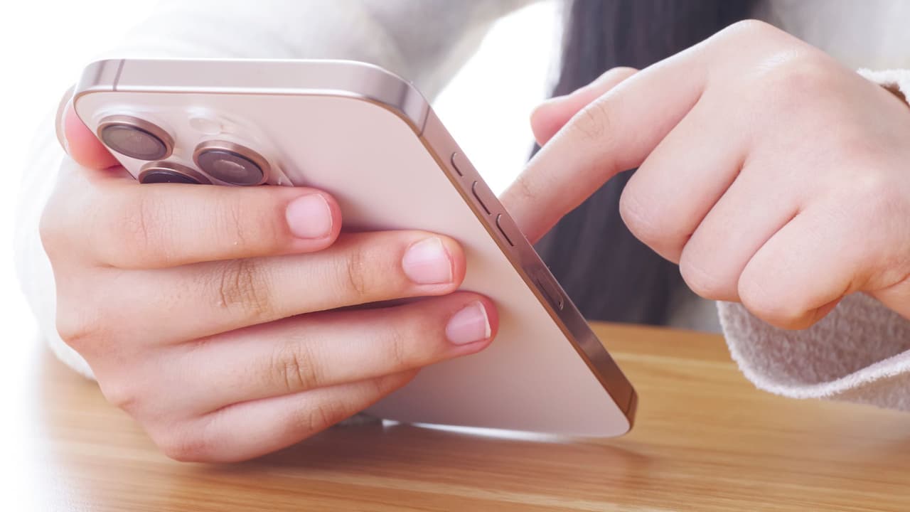 <h3 class="cms-H3-H3">¿Qué pueden hacer los padres para prepararse? </h3>
<br>Como padres, es natural que nos preocupemos por 
<b>cómo nuestras comunicaciones con nuestros hijos pueden verse afectadas si no pueden usar sus teléfonos durante el día escolar</b>. Aquí te dejamos algunos consejos clave para prepararte: 
<br>
<b>Habla con tu hijo:</b> Explícale que el objetivo de esta ley no es castigar, sino ayudar a que los estudiantes se concentren mejor en sus estudios y mejoren su bienestar. 
<br>
<b>Establece un plan de emergencia:</b> Asegúrate de que tu hijo sepa cómo comunicarse contigo en caso de emergencia. 
<br>
<b>Fomenta el uso responsable de la tecnología:</b> Aunque el teléfono no estará en uso durante el horario escolar, es una excelente oportunidad para hablar sobre el uso responsable de la tecnología en casa. 
<br>
<b>Estar informados:</b> Como padres, es importante seguir de cerca cómo se desarrolla el proceso legislativo. Si HB 515 avanza, estar al tanto de cuándo entrará en vigor y cómo se implementará en la escuela de tu hijo te permitirá tomar las decisiones correctas con anticipación.