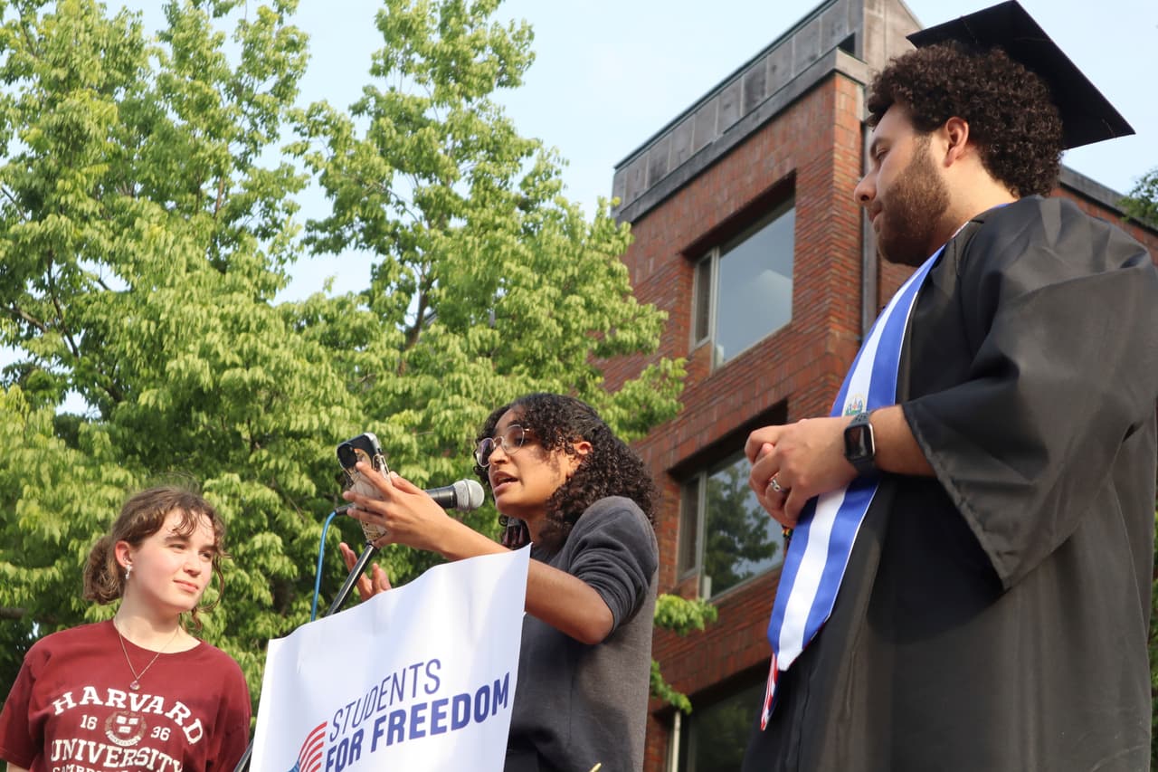 La pelea de Trump con universidades arriesga $40,000 millones que los estudiantes internacionales aportan a la economía