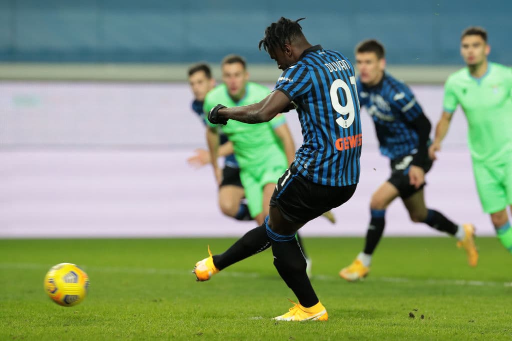 Atalanta derrota a Lazzio 3-2 con 10 hombres en cancha y califica a Semifinales de la Copa de Italia. Djimsiti, Malinovskyi y Miranchuk marcaron por los locales, mientras que Pepe Reina atajó un penal a Duván Zapata. Gollini salvó sobre el final.