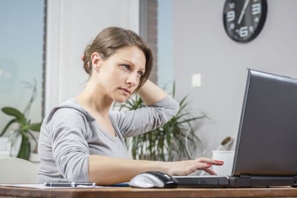 Este problema se origina al sostener una misma posición durante mucho tiempo, explicó la fisioterapeuta Natalia Ruiz.