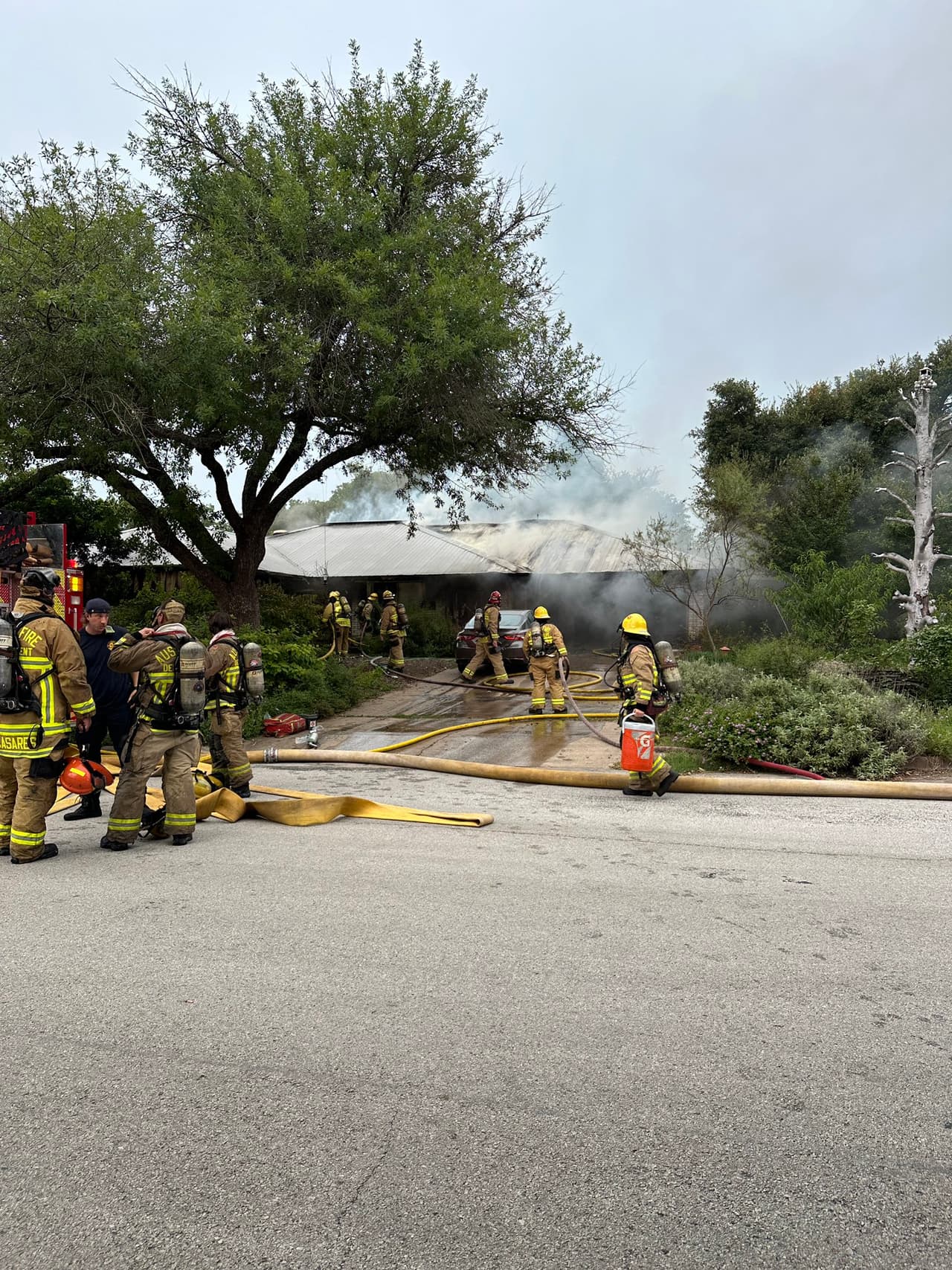 Agentes del Departamento de Bomberos de Austin respondieron a un llamado del incendio de una vivienda este fin de semana.