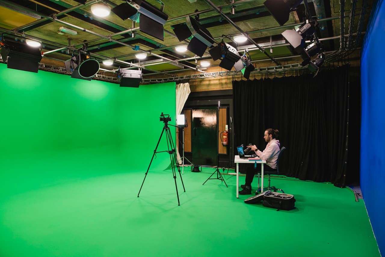 <b>Puesto 8. Técnico de iluminación</b>
<br>
<b>Salario promedio en 2019: 73,460 dólares al año.</b>
<br>
<br>Suelen trabajar en medios de comunicación, ayudando a configurar y operar equipos de iluminación para eventos y otras producciones. Es probable que solo necesite un diploma de escuela secundaria para este empleo, que tomará valor en la medida que acumule experiencia. 
<br>