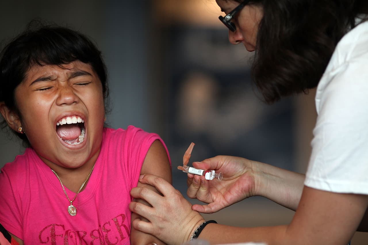 El acceso a la asistencia médica y a condiciones sanitarias favorables impacta significativamente la altura de los individuos.