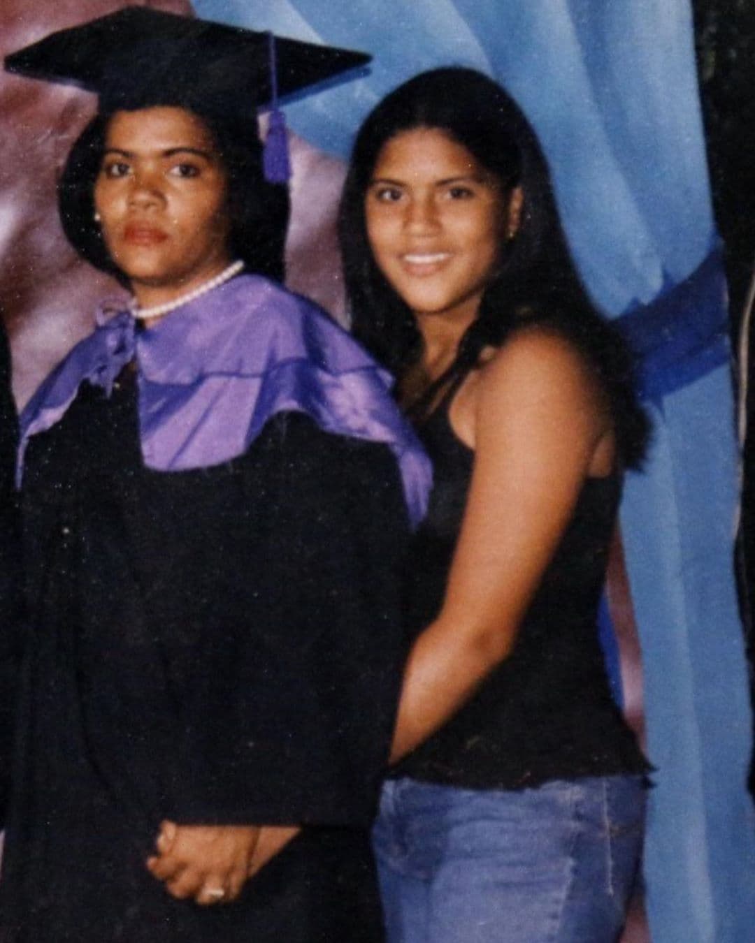 Madre e hija no ocultan el cariño que existe entre ellas y en las imágenes que compartió la conductora dominicana con sus seguidores las vemos muy unidas: "Desde siempre así, agarraditas de las manos".