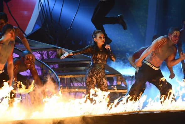 ¡Ardiente! La presentación de Aneeka vaya que estuvo fuera de serie para cantar su sencillo 'Ojo por ojo'.