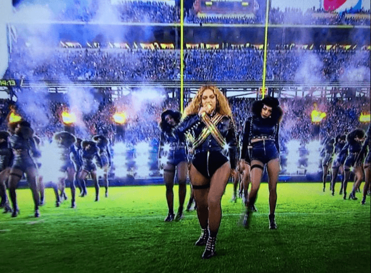 Ella apareció en el campo junto a un ejército de bailarinas que entregaron una coreografía ardiente de su nuevo tema 'Formation'.