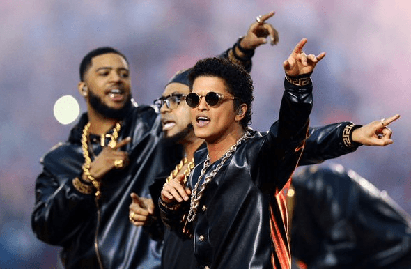 Bruno Mars sencillamente enloqueció a todo el estadio Levy's desde que apareció.
