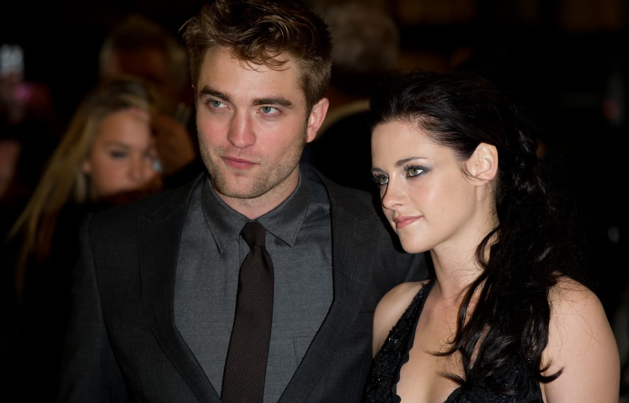 Aunque Pattinson perdonó a la actriz, se mantuvieron juntos por un tiempo, pero un nuevo desliz por parte de Kristen Stewart le puso punto final a la relación entre los protagonistas de "Crepúsculo".