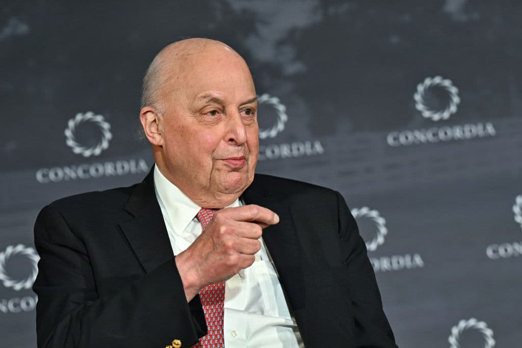 El embajador John Negroponte, vicepresidente de McLarty Associates.