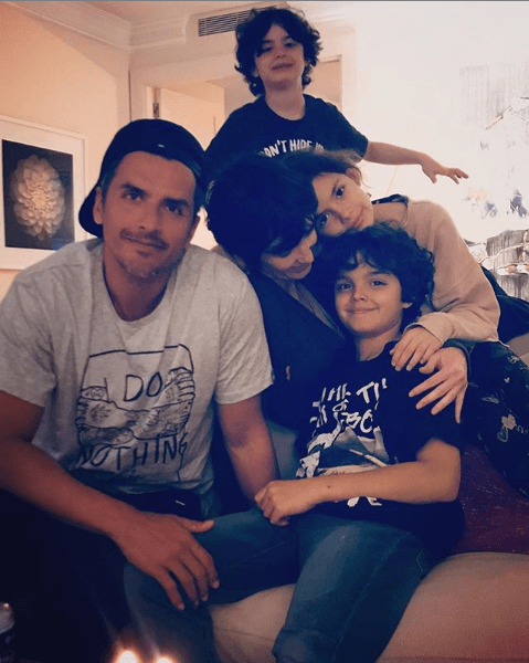 "Lo más difícil para mí ha sido estar fuera de casa y
<b> <a href="https://www.univision.com/shows/hoy/para-paz-vega-es-jugoso-y-divertido-interpretar-a-catalina-creel-en-la-nueva-version-de-cuna-de-lobos-video" target="_blank">lejos de mi familia</a></b>, de mis hijos, durante tanto tiempo, porque, aunque ellos vinieron en un par de ocasiones a México, la verdad es que ha sido muy dura la separación. Es la vez que más tiempo he estado alejada de mi familia", compartió la actriz.