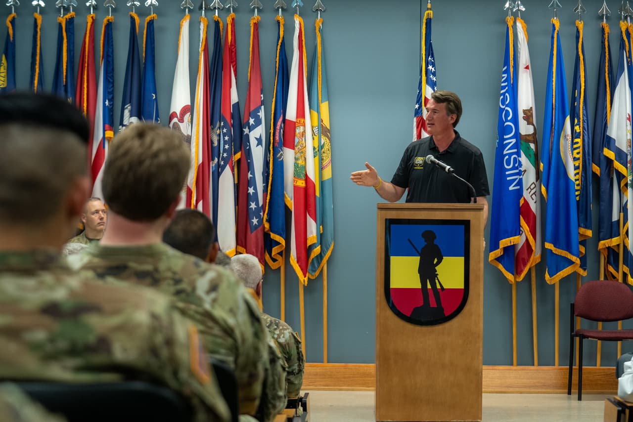 A las críticas que ha recibido de políticos demócratas por su decisión, el republicano destacó que “cinco habitantes de Virginia mueren todos los días por una sobredosis de fentanilo (…) Y no puedo ver cómo alguien podría estar en contra de tratar de asegurar nuestra frontera y detener esta crisis de drogas, humanitaria y de seguridad nacional”.