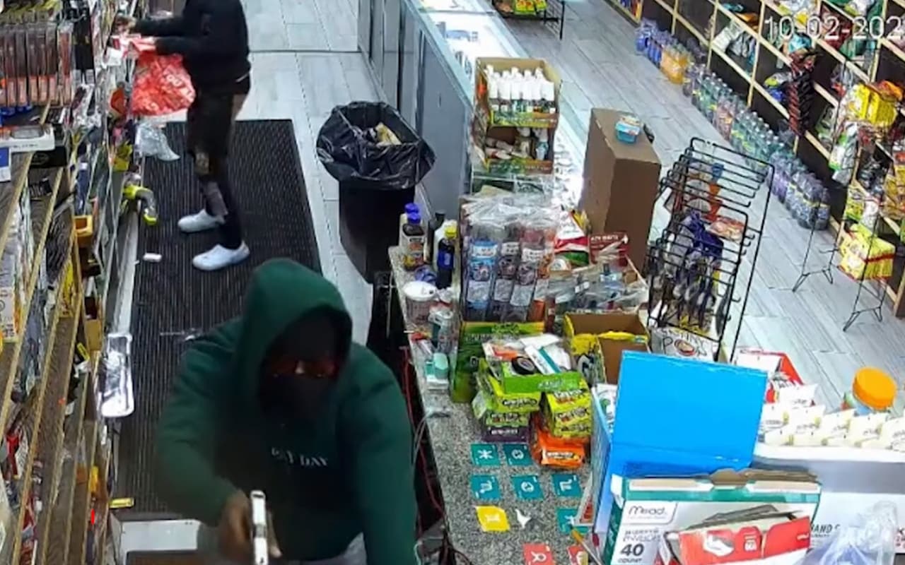 Hombres enmascarados roban a punta de pistola bodega en Cypress Hill