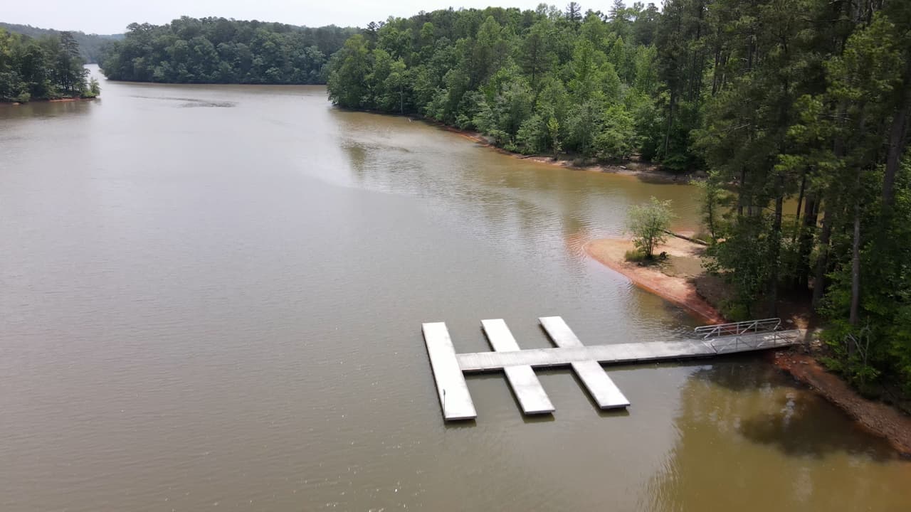 El parque -que se ubica en el punto donde el río Chattahoochee se encuentra con Lake Lanier- también cuenta con muelles de pesca y otras atracciones.