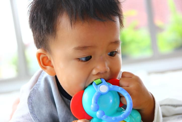 <b>Revisa que no sea tóxico</b>. La Academia Estadounidense de Pediatría recomienda asegurarse de que la etiqueta indique que el juguete es ‘
<i>non toxic</i>’(no tóxico). Falsificaciones y juguetes que no se adhieren a las normativas de seguridad pueden contener químicos dañinos. 
<br>