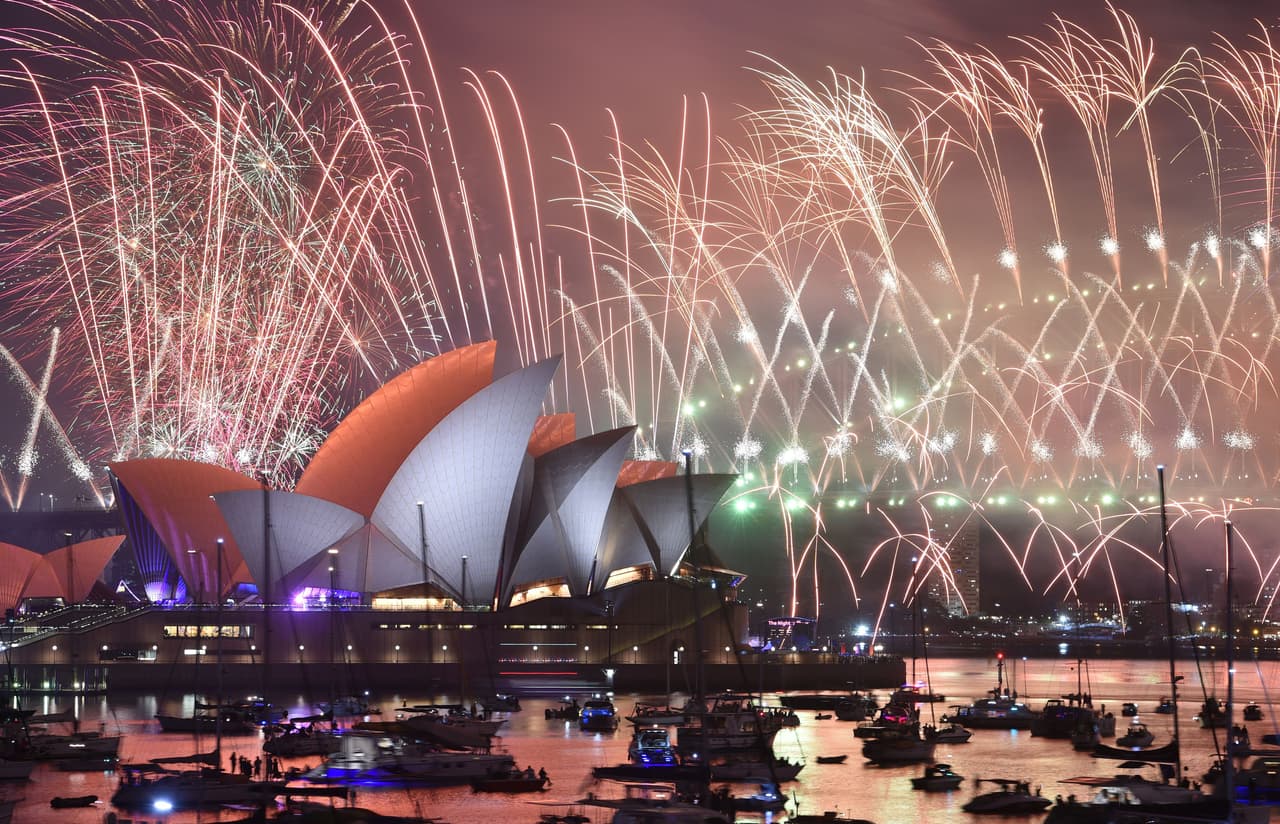 Los fuegos artificiales iluminan la Casa de la Ópera en Sydney, Australia.