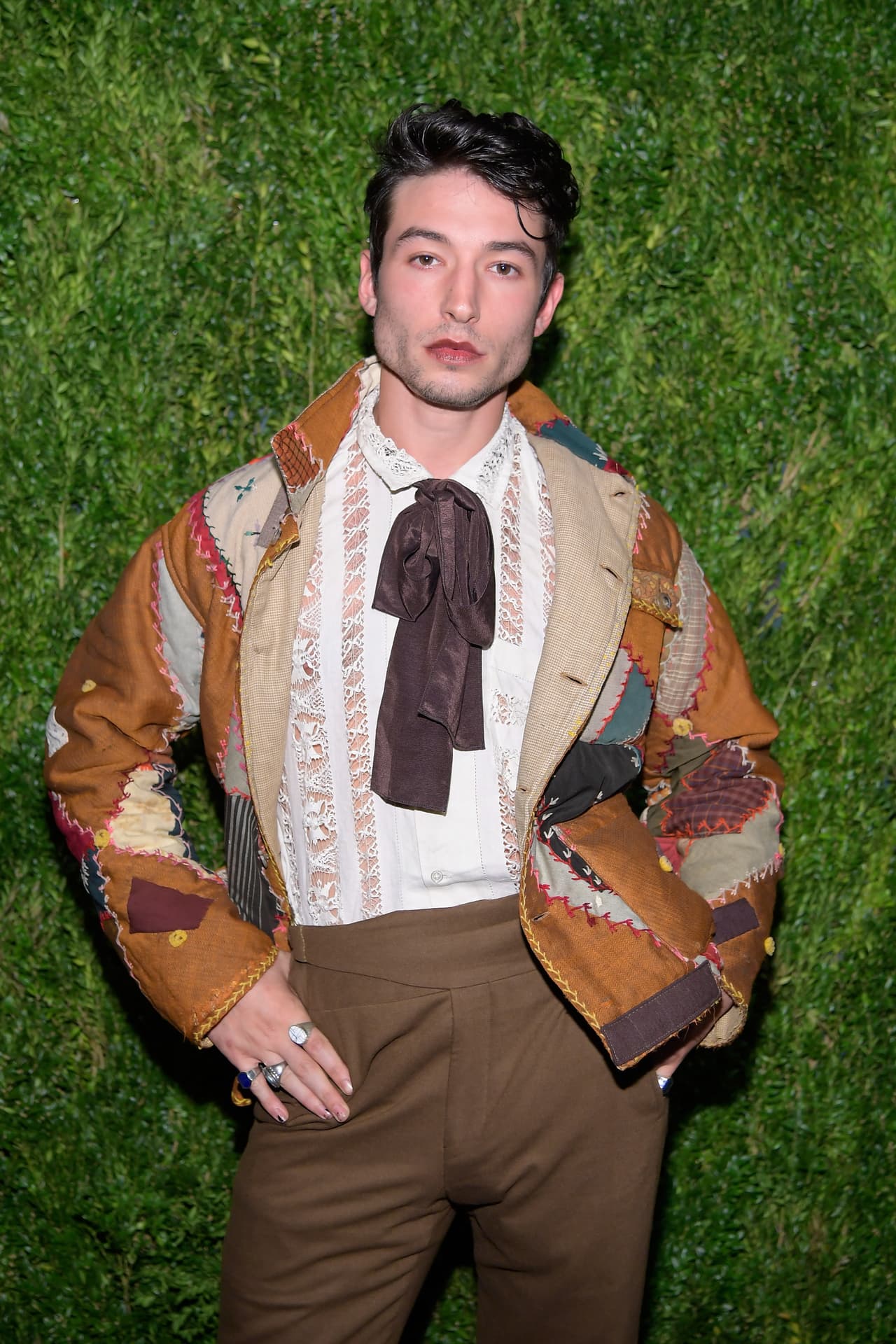 <b>Ezra Miller</b>
<br>El actor de 'Animales fantásticos' explicó en entrevista para ‘The Hollywood Reporter’ en 2018: “No me identifico como hombre, no me identifico como mujer. Apenas me identifico como humano”.