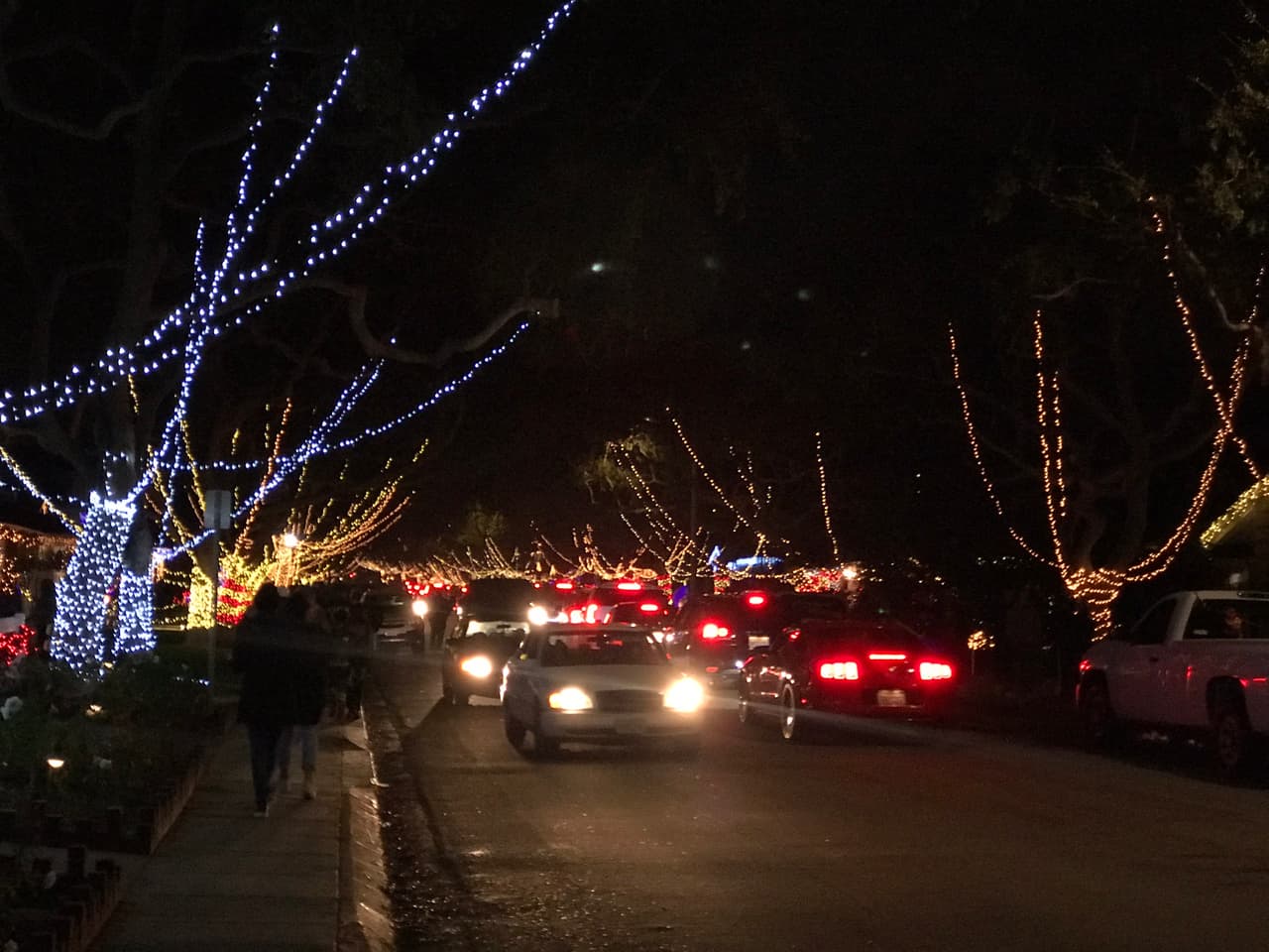 En el número 4 de la tabla de riesgo moderado se encuentra el asistir a alumbrados navideños, decorar casas de jengibre en grupo o participar en maratones del Día de Acción de Gracias.